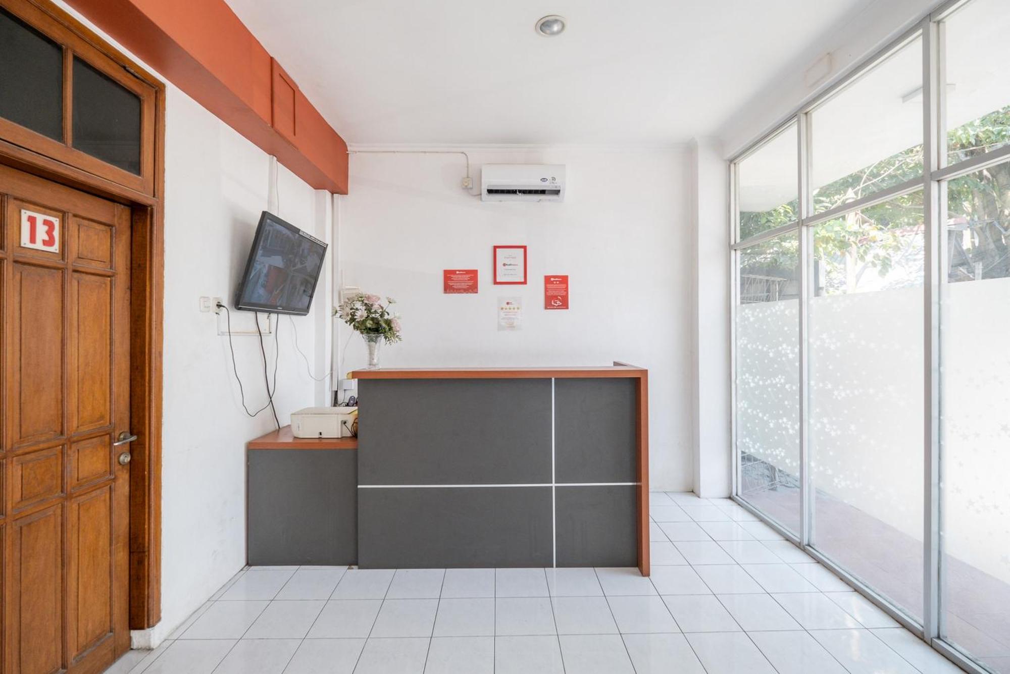 Reddoorz Plus @ Gunungsari Surabaya Kedurus Exterior photo